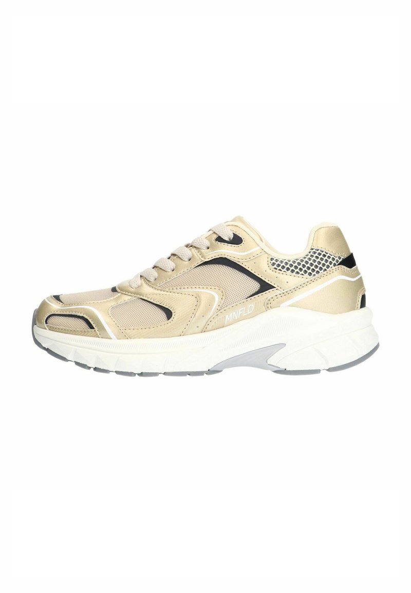 Beige Sportschuh mit atmungsaktivem Mesh-Obermaterial, kontrastierenden schwarzen Akzenten und einer gepolsterten weißen Sohle mit strukturierten Details.