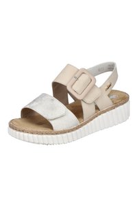 Beige och vit plattformssandal med ett texturerat rem, spänne och en lätt, räfflad sula. Har en öppen tådesign.