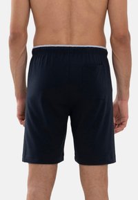 Donkerblauwe katoenen shorts met een elastische tailleband, voorzien van een grijze trekkoord en een enkele achterzak. Lichtjes losse pasvorm.