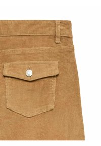 Brązowe spodnie sztruksowe z tylną kieszenią zapinaną na guzik oraz pionową fakturą prążków, widoczne przeszycia na brzegach.