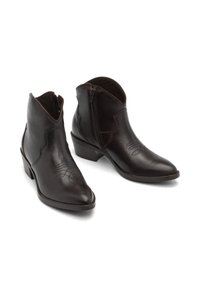 Un par de botas de cuero marrón oscuro hasta el tobillo con cremalleras laterales, tacones bajos en bloque y costuras decorativas en la punta, mostradas sobre un fondo blanco.