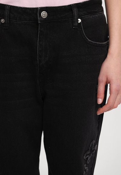 Svarta denimjeans med hög midja, fem fickor, lätt slitning och raka ben med en subtil uttonad textur.