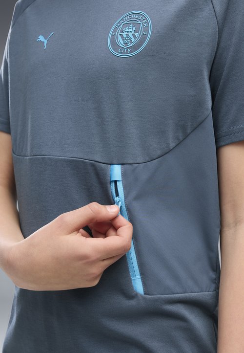 PUMA MANCHESTER CITY PUMATECH POCKET T-SHIRT UNISEX - Print T-shirt - evening sky-luminous blue — foto 3