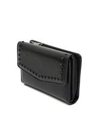 Portafoglio in pelle nera con superficie texturizzata, patta frontale e dettagli borchiati. Caratterizzato da molteplici slot e un comparto con zip.