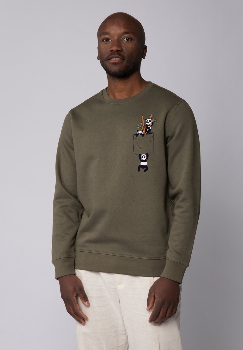 Olivgrüner Hoodie aus weichem Material, mit einer Fronttasche, die gestickte Panda-Muster und verspielte Details aufweist.