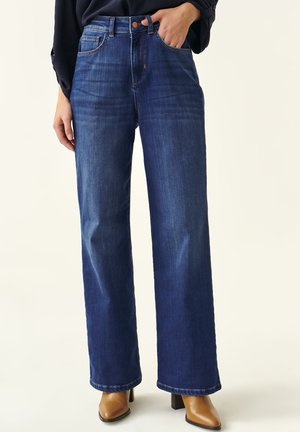 TATUUM LAKSI - Flared Jeans - denim