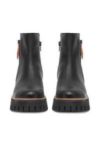 Botine negre din piele, cu fermoare laterale, talpă robustă și etichetă de accent maro; textură netedă și formă structurată.