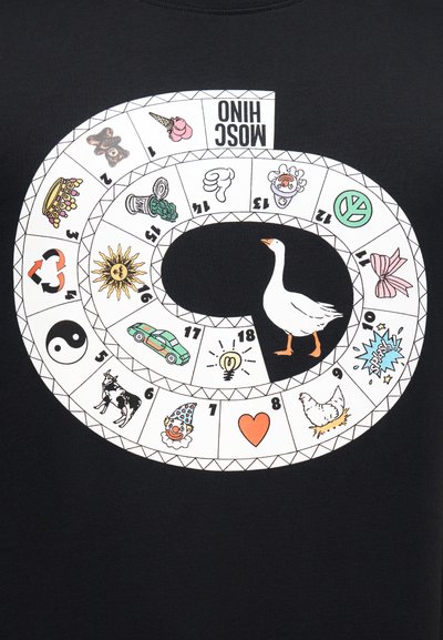 Μαύρο μπλουζάκι με σχέδιο σπειροειδούς παιχνιδιού επιτραπέζιου με εικονογραφήσεις, όπως μια χήνα, ήλιο, σύμβολο ειρήνης και διάφορα εικονίδια σε ζωντανά χρώματα.