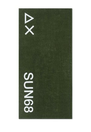 Asciugamano rettangolare verde scuro con forme geometriche bianche e testo "SUN68" stampato verticalmente vicino a un bordo.