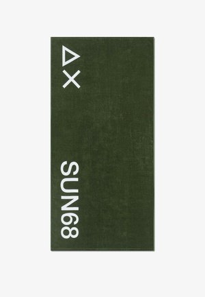 Asciugamano rettangolare verde scuro con forme geometriche bianche e testo "SUN68" stampato verticalmente vicino a un bordo.