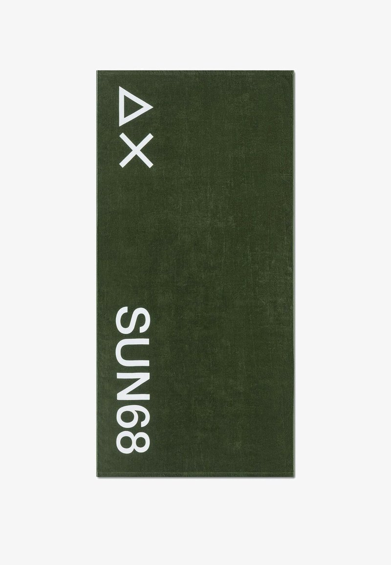 Asciugamano rettangolare verde scuro con forme geometriche bianche e testo "SUN68" stampato verticalmente vicino a un bordo.