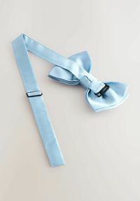 Sininen satiininen solmio, jossa on sileä pinta, keskellä solmu ja säädettävä hihna, joka on kiinnitetty mustalla metallisoljella.