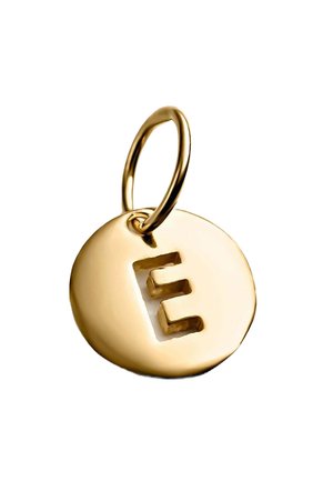 Colgante circular de oro con una "E" estilizada en relieve, que presenta una superficie lisa y un bucle de metal para su sujeción.