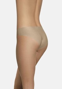 Beżowy bezszwowy string o gładkiej fakturze, niskim kroju i minimalnym zakryciu z tyłu, idealny do dyskretnego noszenia na co dzień.