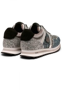 Sneakers argento e blu scintillanti con una parte superiore testurizzata, dettagli in suede nero, suole in gomma e un'etichetta distintiva sul lato.