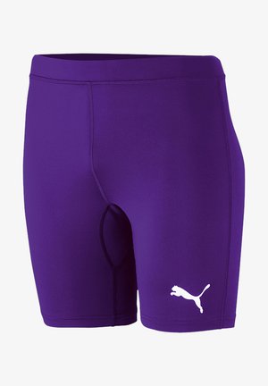 Lila Sportshorts aus glattem Material, mit einem elastischen Bund und einem weißen Logo-Akzent am linken Bein.