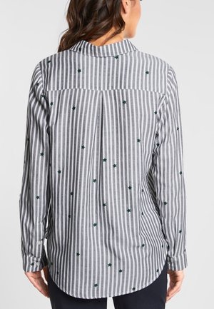 Camicia abbottonata con righe verticali grigie e bianche, ricamo di stelle verdi, maniche lunghe e orlo curvo sul retro.