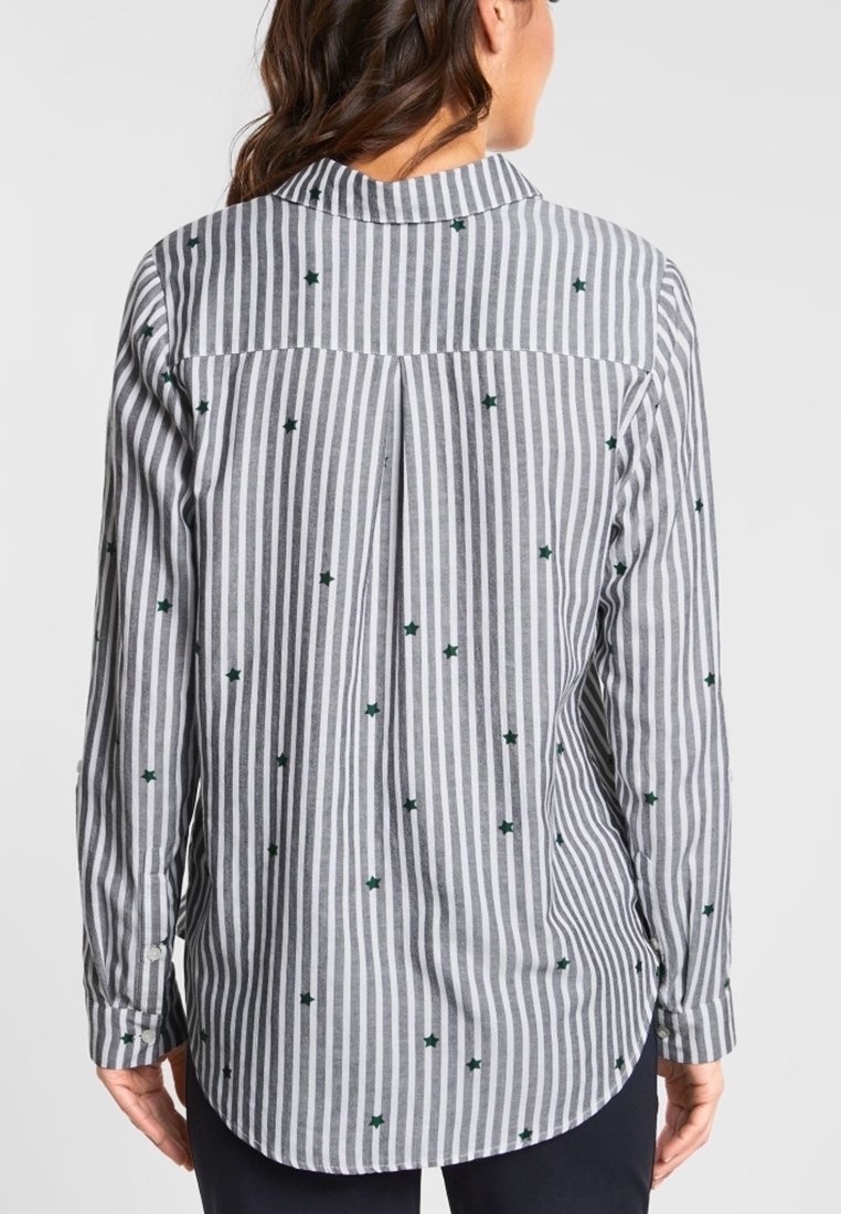 Camicia abbottonata con righe verticali grigie e bianche, ricamo di stelle verdi, maniche lunghe e orlo curvo sul retro.