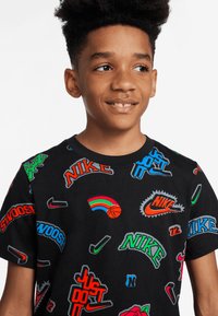 Nike Sportswear TEE CREATE UNISEX - Nyomott mintás póló - black