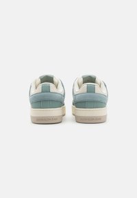 Calvin Klein Jeans BASKET CUPSOLE - Sneakers basse - creamy white/jadeite
