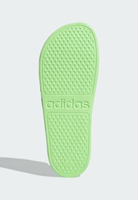 Zeleni gumeni uložak za tenisice s teksturiranom površinom, s dijamantnim uzorkom i utisnutim "adidas" na središtu.