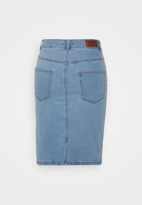 Denimblyxkjol i ljusblått med rak skärning, två bakfickor och en diskret bak söm. Har en brun etikett i midjan.