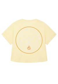 Geel t-shirt met korte mouwen met een cirkelvormig graphic ontwerp van bergen, een tent en een vuur, met de tekst "VIND JE WILD."