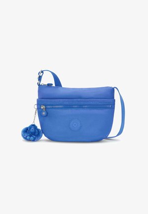 Blaue Umhängetasche aus Stoff, mit einer Reißverschlusstasche vorne, flachem Design und einem anhängenden, plüschigen Affen-Charm.