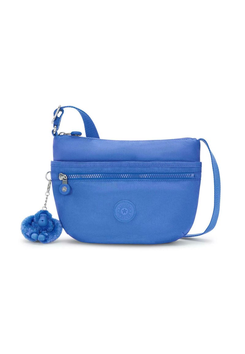 Borsa a tracolla blu realizzata in tessuto, con una tasca frontale con zip, design piatto e un charm di scimmia peloso attaccato.