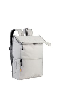 Lichtgrijze rugzak met een oprolontwerp, voorzien van verstelbare schouderbanden, een voorzak met rits en een logo op de onderzijde van de voorkant. Soepele stofstructuur.