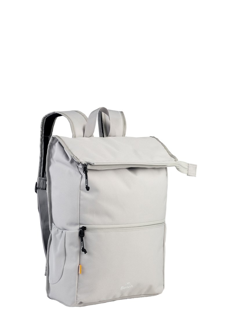 Lichtgrijze rugzak met een oprolontwerp, voorzien van verstelbare schouderbanden, een voorzak met rits en een logo op de onderzijde van de voorkant. Soepele stofstructuur.