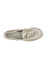 Scarpa slip-on beige intrecciata con dettagli in pelle bianca e accessori in oro sulla parte superiore. Suola piatta e design a punta arrotondata.