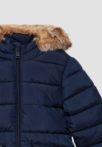 Marineblauwe pufferjack met een rits en een gequilt ontwerp. Beschikt over een faux fur capuchon trim en een gladde textuur.