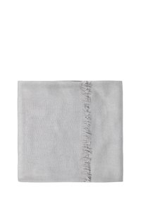 Écharpe gris clair en tissu doux, présentant une texture en chevrons avec un bord frangé sur un côté. Les dimensions sont rectangulaires.
