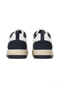 Scarpe da atletica blu e bianche con una tomaia sintetica liscia, tallone in suede navy testurizzato e suola in gomma crema.