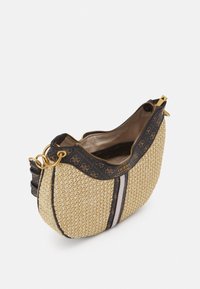 Sac à main en paille tissée avec une bordure en tissu à motifs foncés et des ferrures dorées. Il est doté d'une fermeture éclair et d'accents latéraux aux couleurs contrastantes.