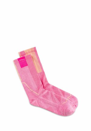Paar pinkfarbene Sneakersocken mit geometrischen Mustern in dunkleren Pink- und Pfirsichtönen auf weißem Hintergrund.