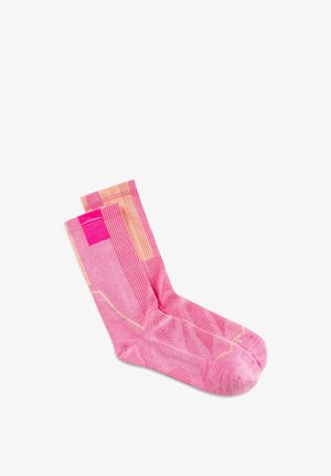 Paar pinkfarbene Sneakersocken mit geometrischen Mustern in dunkleren Pink- und Pfirsichtönen auf weißem Hintergrund.