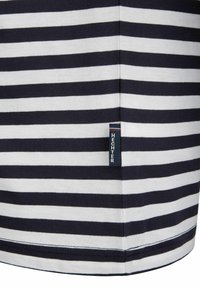 Navy- und weiß gestreiftes Baumwoll-T-Shirt mit einem seitlichen Etikett, das "HECHTER" zeigt. Kurze Ärmel und abgerundeter Saum. Glatte Textur.