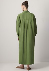 Touché Privé TEXTURED EMBROIDERED  - Maxi šaty - khaki