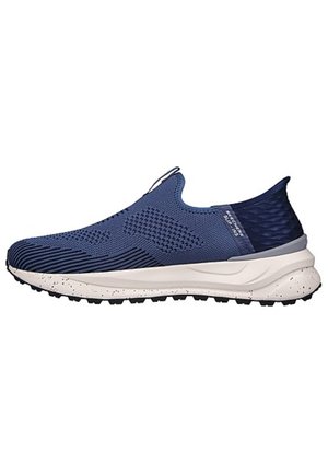 Baskets de sport à enfiler de couleur marine, fabriquées en matériau tricoté texturé avec une semelle en caoutchouc et un intermédiaire moucheté, présentant un design élégant et épuré.
