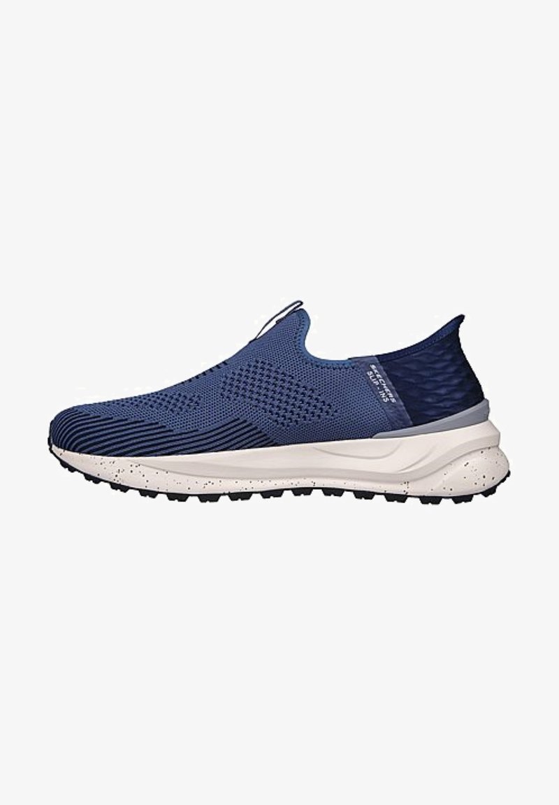 Marine slip-on sportschoenen van gestructureerd breimateriaal met een rubberen zool en gespikkelde tussenzool, met een slank en gestroomlijnd ontwerp.