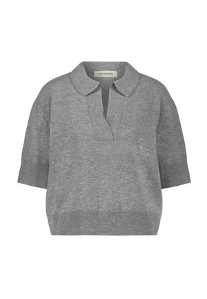 Suéter de punto gris de manga corta con cuello y apertura con tapeta. Presenta detalles acanalados en los puños y el dobladillo. Textura suave.