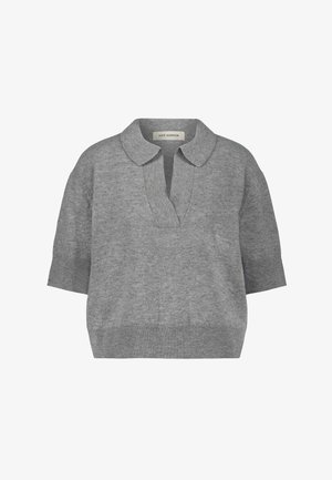 Suéter de punto gris de manga corta con cuello y apertura con tapeta. Presenta detalles acanalados en los puños y el dobladillo. Textura suave.