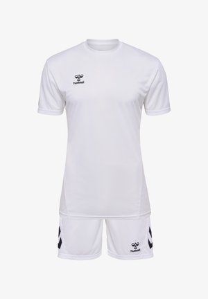 Hvid sportsuniform bestående af en kortærmet skjorte og shorts, med sorte accenter og logoer. Fremstillet af let, glat stof.
