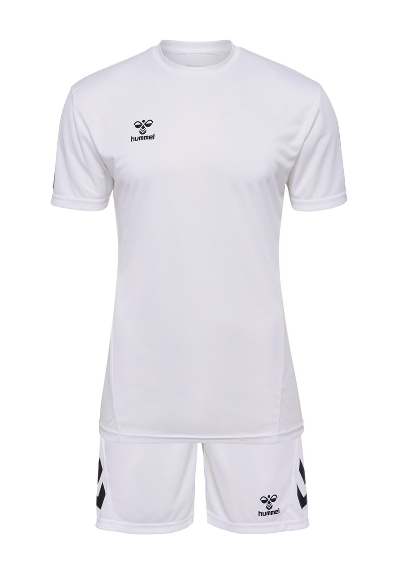 Witte sportoutfit bestaande uit een T-shirt met korte mouwen en shorts, voorzien van zwarte accenten en logo's. Gemaakt van lichte, gladde stof.