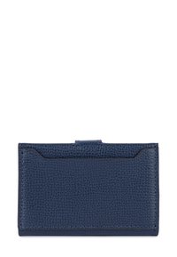 Portefeuille en cuir texturé bleu marine, de forme rectangulaire, avec une poche avant et un détail de couture discret le long des bords.