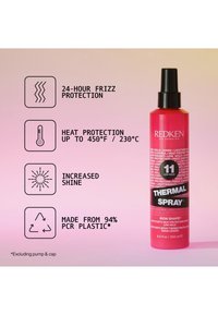 De Redken Thermal Spray in een roze sprayfles van 250 ml heeft zwarte tekst die de voordelen beschrijft en is gemaakt van 94% gerecycled plastic.