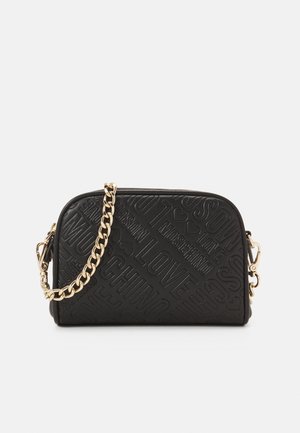 Sac bandoulière rectangulaire noir avec texte embossé "Love Moschino" et cœurs, doté d'une chaîne dorée et de fermoirs dorés.