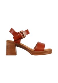 Sandale en cuir marron à bout ouvert avec un talon carré, une bride à la cheville et une boucle dorée sur fond blanc.